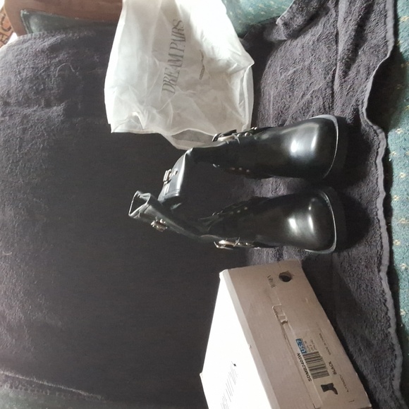 I am selling a brand new pair of Moto boots with original box and protective bag - Picture 5 of 7